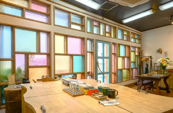 カラフルなガラスが目印。撮影スポットとしても人気です。