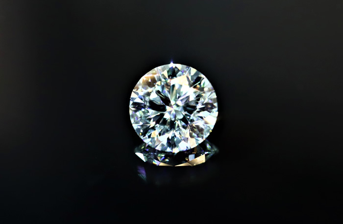 プロポーズの瞬間に華を添える純真無垢のダイヤモンド